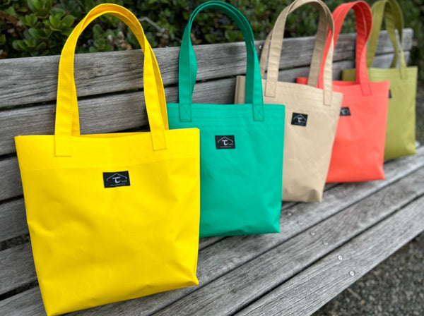 ☆日よけテントのトートバッグ (サーモンオレンジ×ラベル黒) - 当世館