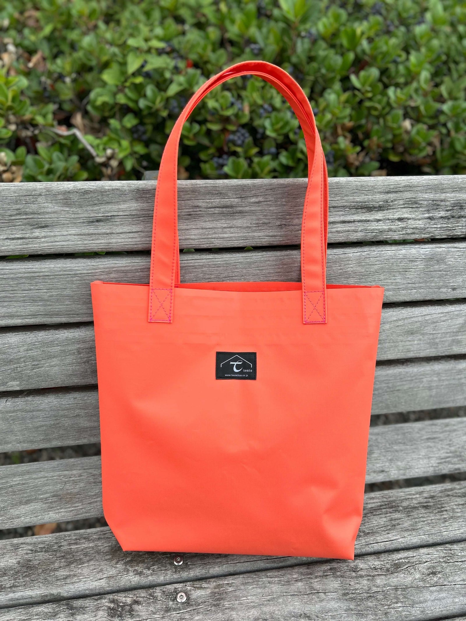 ★日よけテントのトートバッグ (サーモンオレンジ×ラベル黒)