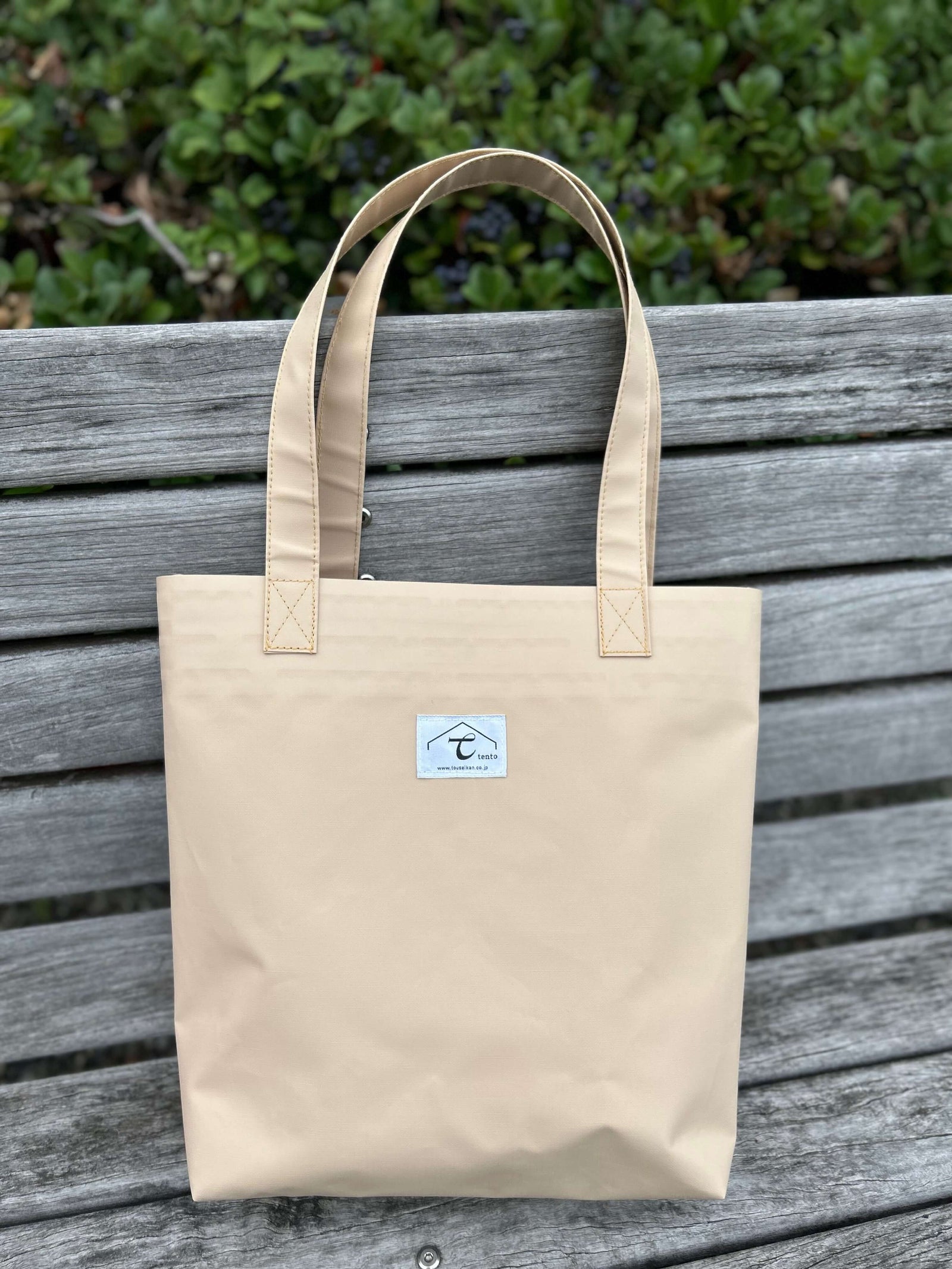 ★日よけテントのトートバッグ （ベージュ×ラベル白)