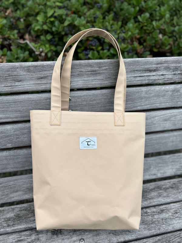 ☆日よけテントのトートバッグ （ベージュ×ラベル白) - 当世館