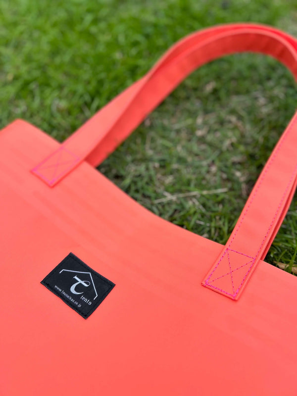 ☆日よけテントのトートバッグ (サーモンオレンジ×ラベル黒) - 当世館